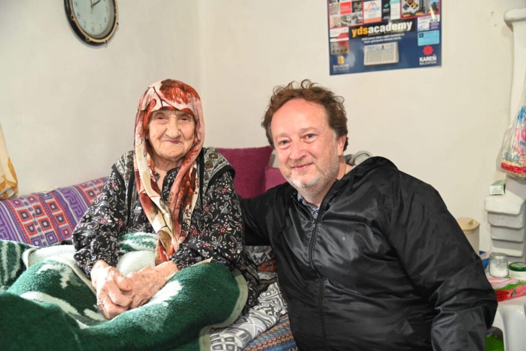 Karesi Belediye Başkanı Dinçer Orkan 97 yaşındaki Lütfiye anneyi ziyaret etti!
