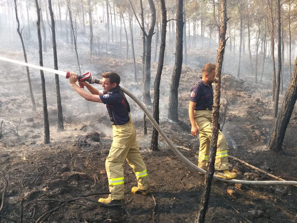 Balıkesir Büyükşehir Belediyesi ekipleri de Marmaris’te yangınla mücadeleye destek veriyor.