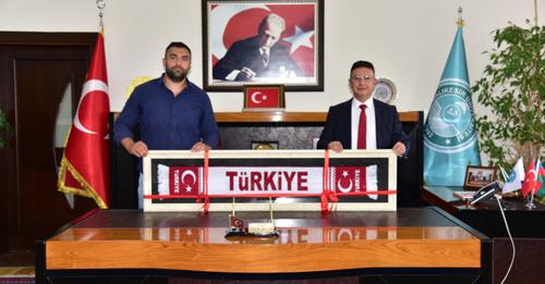BAÜN’lü Şampiyon Boksör Ali Eren Demirezen’den, Rektör Prof. Dr. İlter Kuş’a Teşekkür Ziyareti