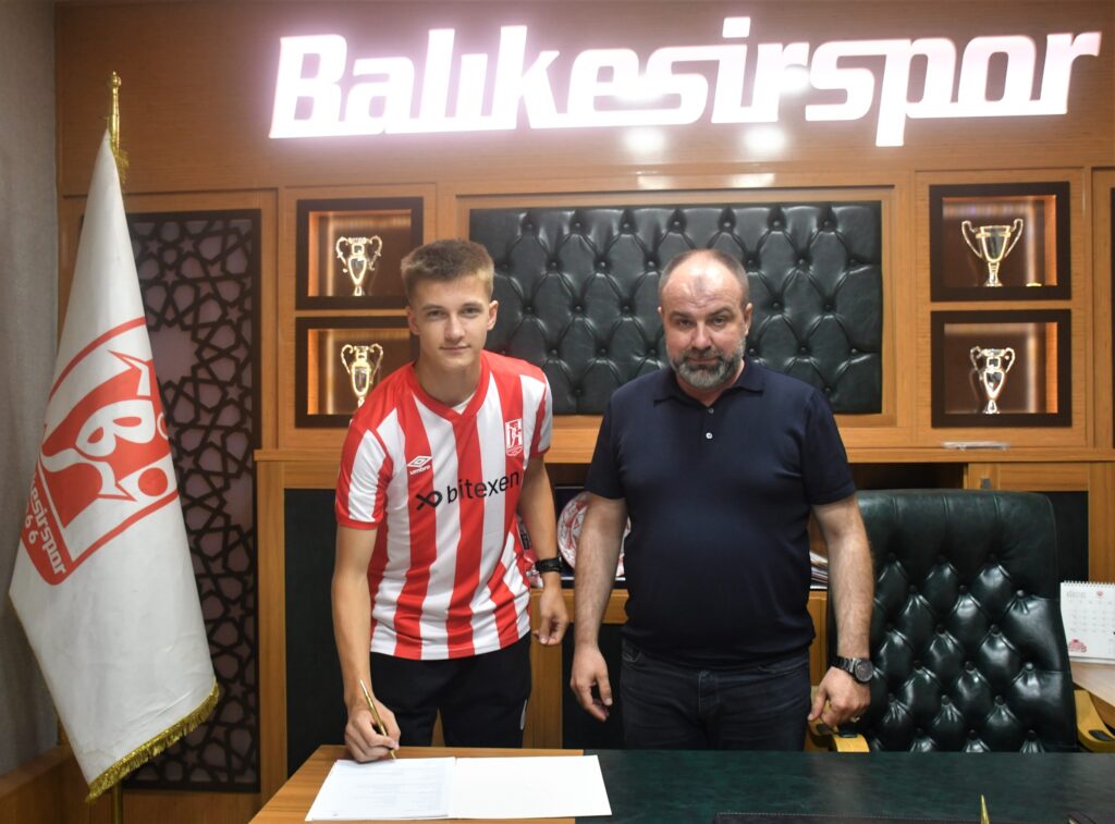 Balıkesirspor, U15 Milli Takımımızın formasını da giyen Arda İbrahim Akgün ile profesyonel sözleşme imzaladı. 