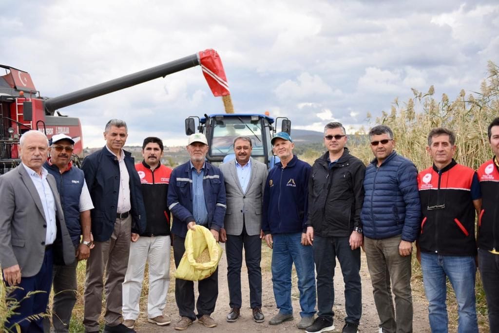 Vali Hasan ŞILDAK Gönen’in Gündoğan Mahallesinde çiftçilerimizle çeltik hasatı yaptı,çaylarını içti.