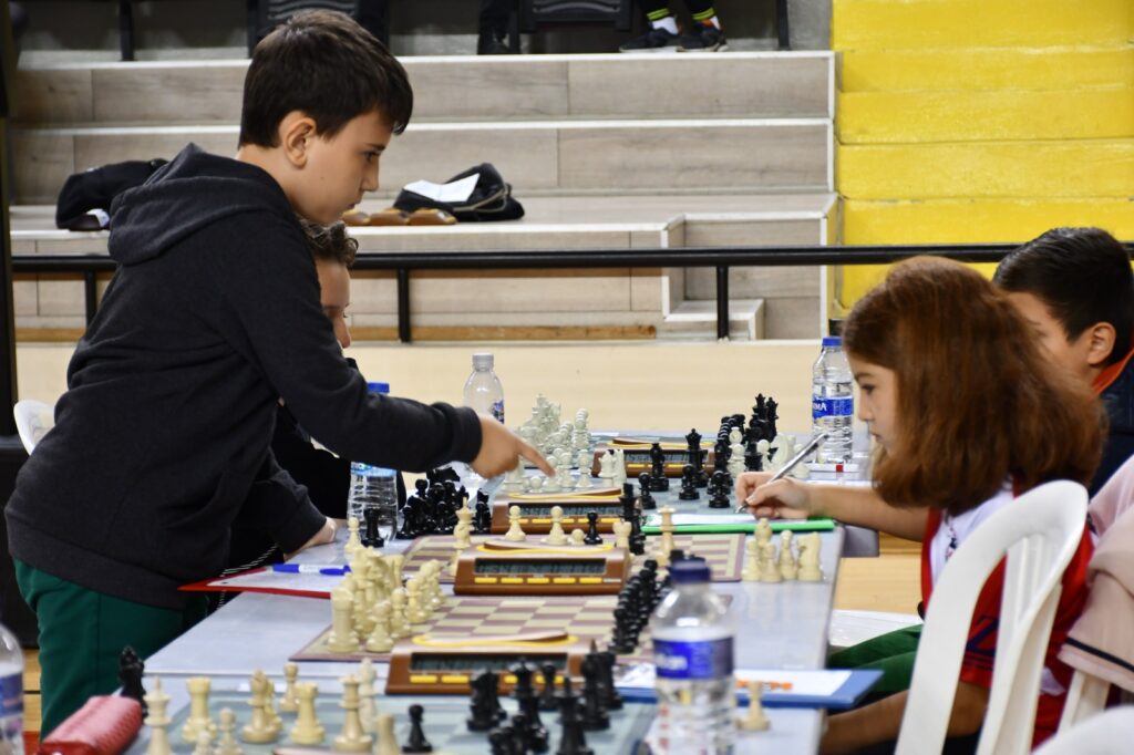 Cumhuriyet Kupası Satranç Turnuvası Şehit Turgut Solak Spor salonunda başladı. 