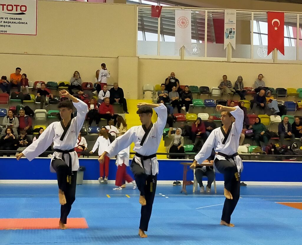 Balıkesir Taekwondo Poomsae İl Birinciliği Şehit Turgut Solak Spor salonunda yapıldı. 