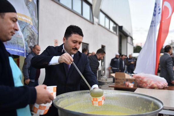 Başkan Hasan A VCI Altıeylül personeline kendi eliyle sıcak çorba dağıttı.