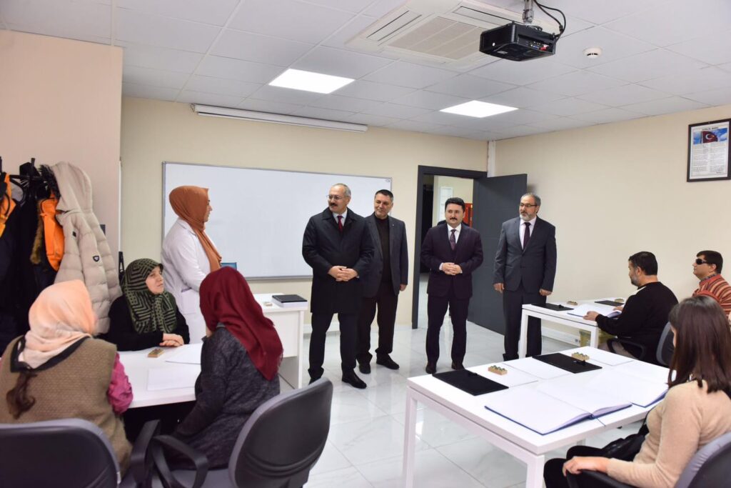 Sultan Abdülhamid Han Gelişim Merkezinde eğitim alan görme engelli vatandaşları ziyaret etti. 