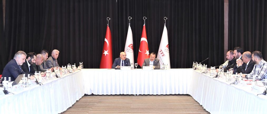 TFF 2. Lig Kulüp Başkanları ile değerlendirme toplantısı yapıldı..Toplantıya Başkan Nedim Ömer de katıldı.