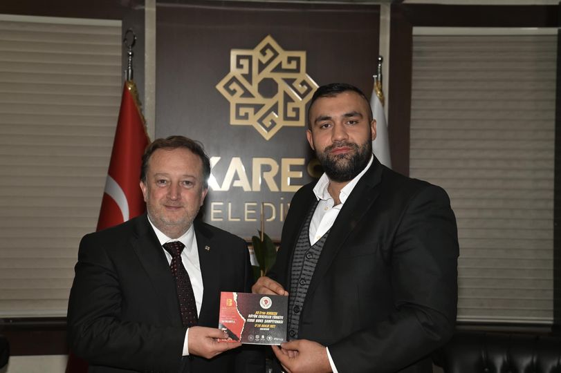 Ali Eren Demirezen Büyük Erkekler Türkiye Ferdi Boks Şampiyonası için davetiyesini Başkan Orkan’a verdi