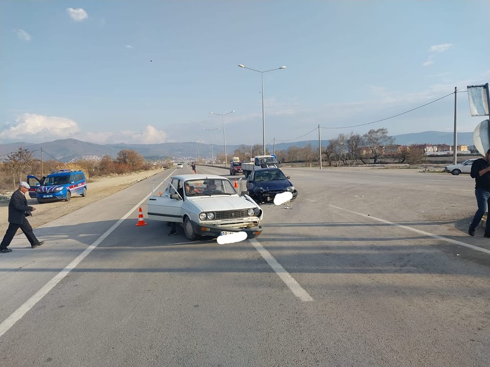 Bigadiç – Balıkesir yolu Babaköy kavsagında iki otomobilin karıştığı kazaa 2 kişi yaralandı.