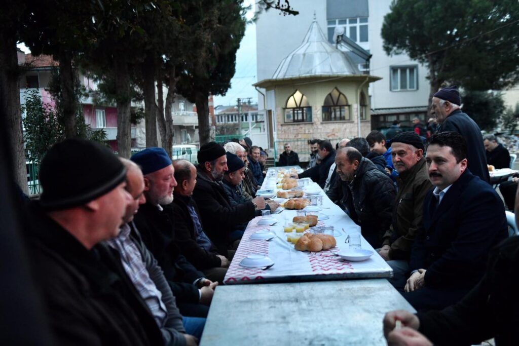 Altıeylül Belediye Başkanı san AVCI Ümmühan Hatun Camisinde sabah namazı buluşmalarına katıldı