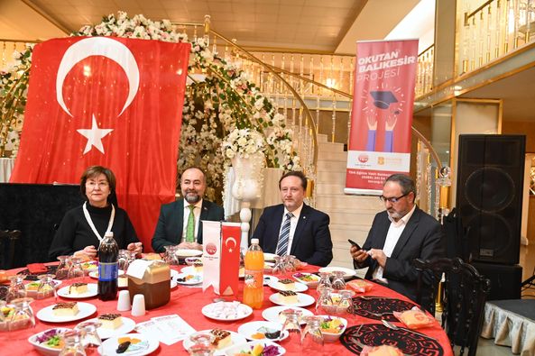 Karesi Belediye Başkanı Dinçer Orkan Türk Eğitim Vakfı’nın iftar yemeğine katıldı