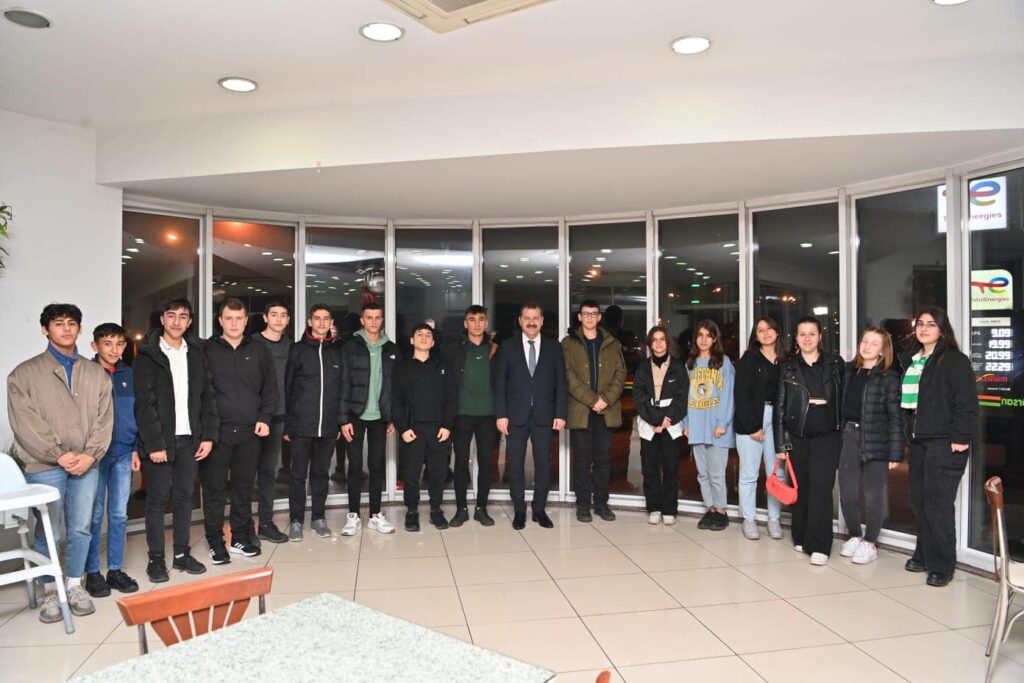 Başkan Yılmaz Kimsesiz öğrenciler için düzenlenen iftar programına katıldı