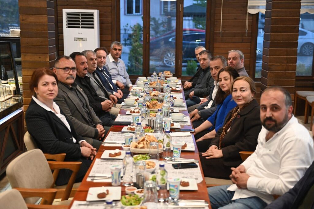 Karesi Belediye Başkanı Dinçer Orkan Meclis Üyeleri ile birlikte iftar yaptı.
