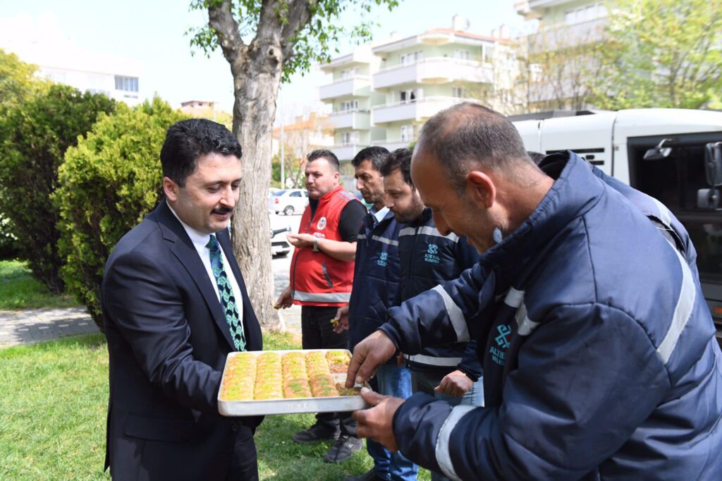 Altıeylül Belediye Başkanı Hasan AVCI Belediye çalışanları ile bayramlaştı