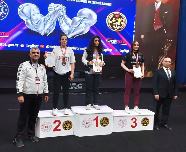 Balıkesir’li sporcu Didem Çelik, 23 Yaş altı sol kol 65 kg. Türkiye Şampiyonu oldu