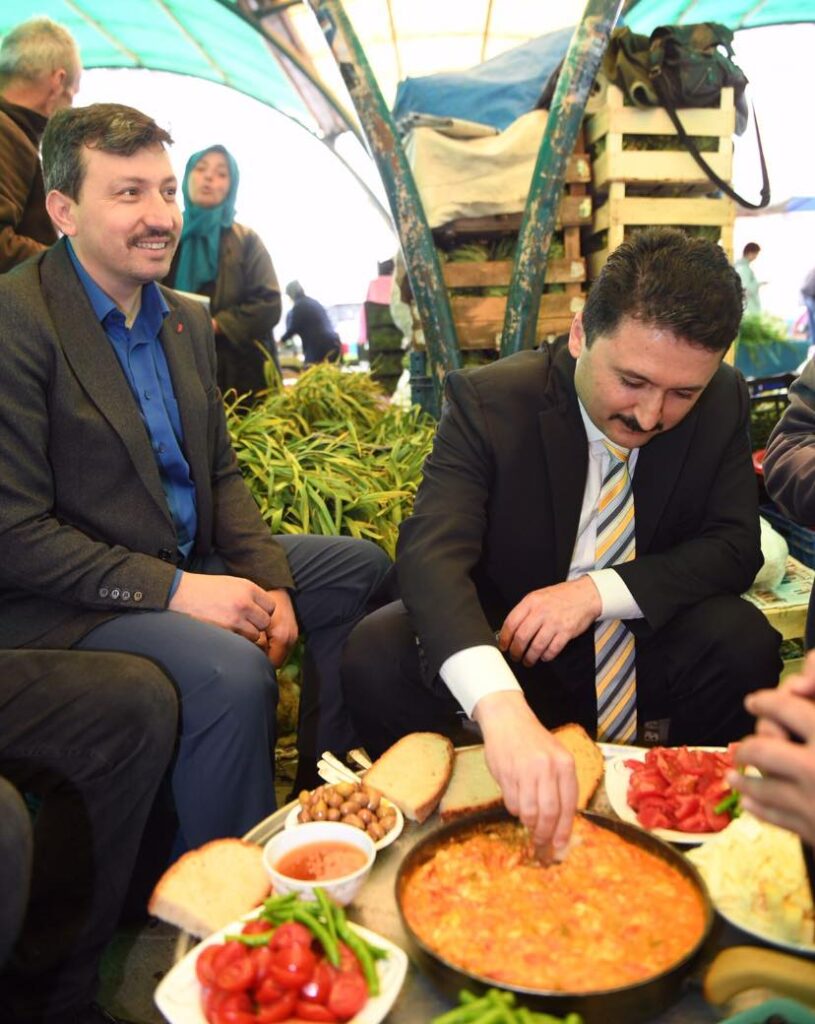 Altıeylül Belediye Başkanı Hasan AVCI çarşamba pazarı esnafını ziyaret etti
