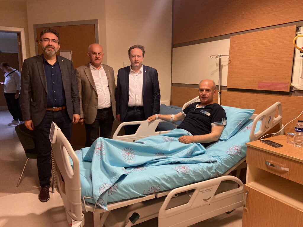 Yusuf Hocaoglu’nu tedavi gördüğü Atatürk Şehir Hastanesi’nde ziyaret etti