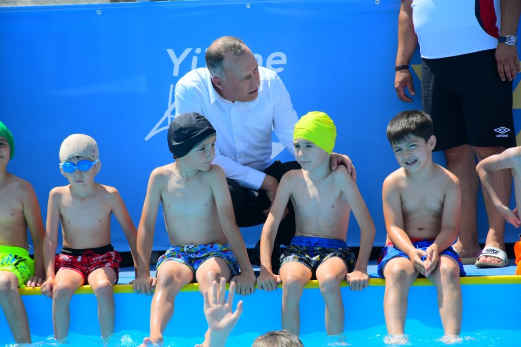 Daha çok çocuk yüzme öğrensin  yüzme dersleri tüm hızıyla devam ediyor.