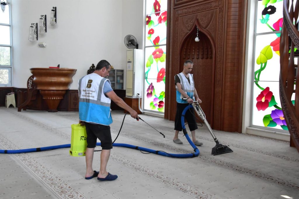 Balıkesir Büyükşehir Belediyesi ekipleri şehrin genelindeki ibadethanelerde dip bucak temizlik yapıyor.