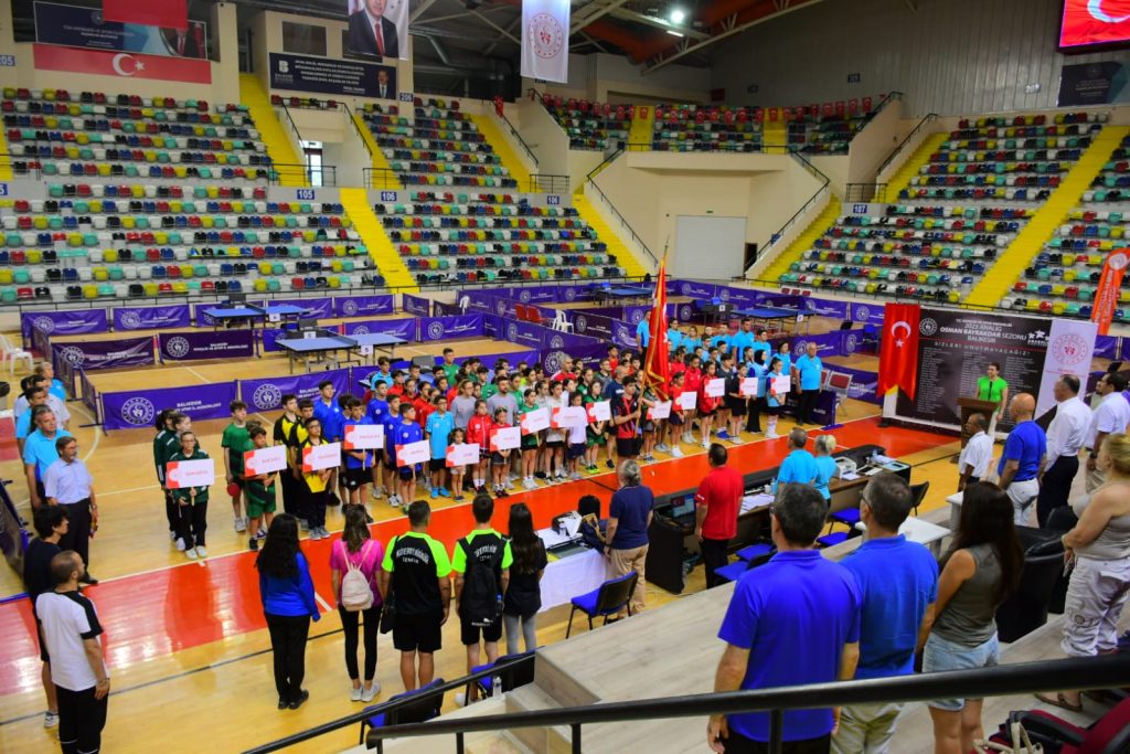 Masa Tenisi Yarı Final Müsabakaları Şehit Turgut Solak Spor Salonunda açılış seremonisi ile başladı.