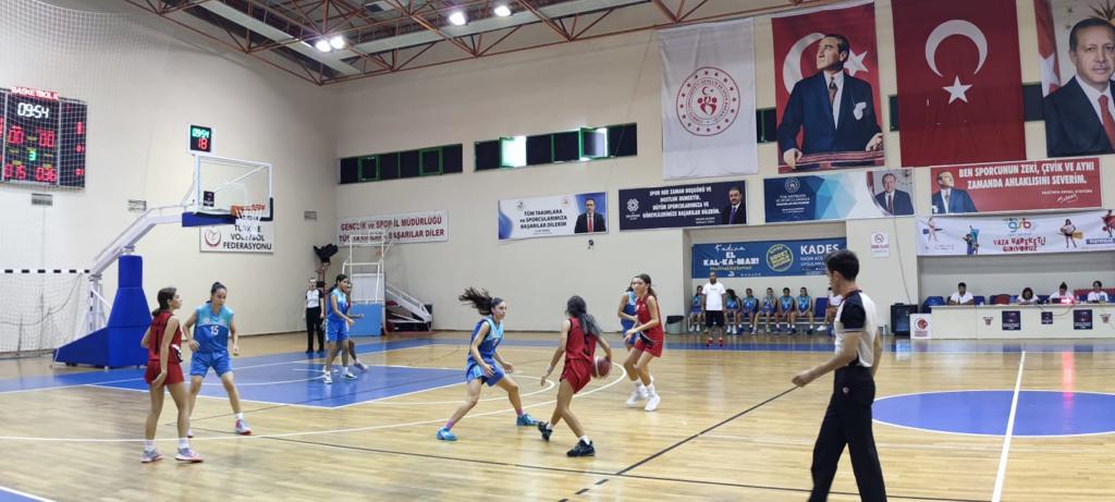 Anadolu Yıldızlar Ligi Basketbol Çeyrek Final mücadeleleri Burhaniye ve Edremit’te devam ediyor.