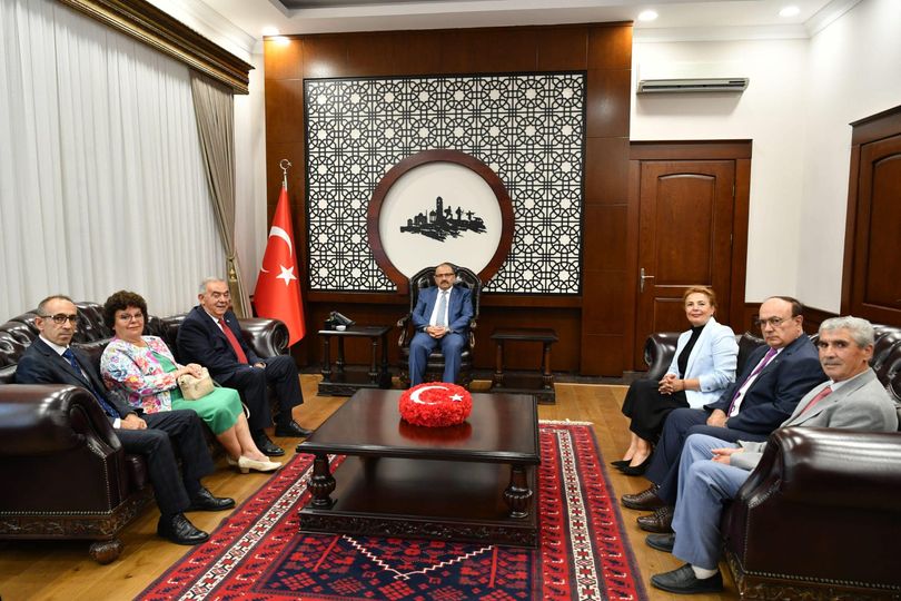 İzmir Milletvekili Haydar Altuntaş,Vali İsmail Ustaoğlu’na hayırlı olsun ziyaretinde bulundu.