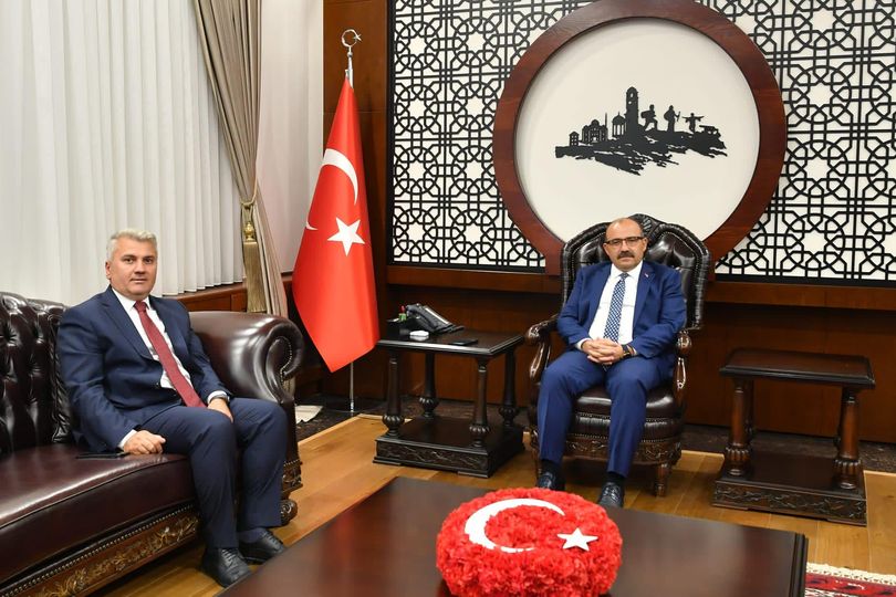 Balıkesir Milletvekili Mustafa Canbey Vali İsmail Ustaoğlu’nu ziyaret etti.