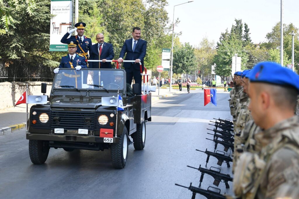 Vali İsmail Ustaoğlu  vatandaşların bayramını kutladı.