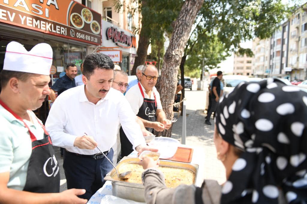 Altıeylül Belediye Başkanı Hasan AVCI Şehrimiz esnaflarından Cengiz Usta’nın aşure hayrına katıldı