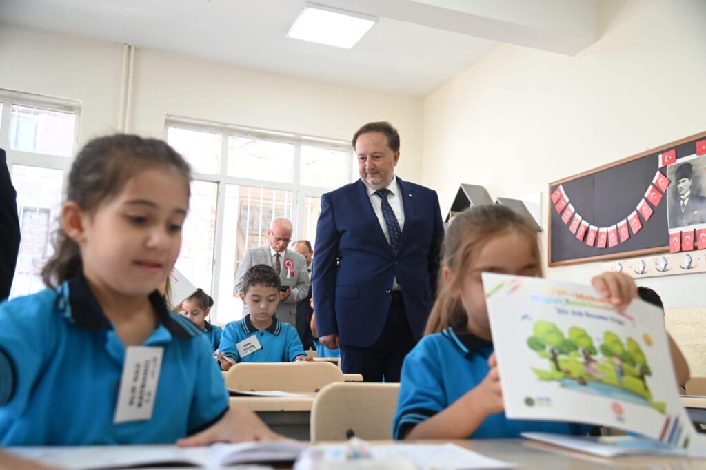 Başkan Dinçer Orkan 2023-2024 eğitim öğretim yılının ilk ders zili için Ali Şuuri İlkokulu’ndaydı