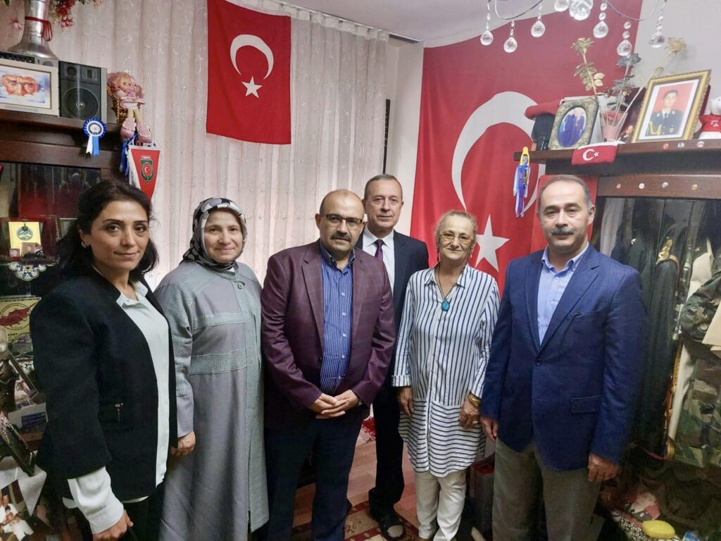 Vali İsmail Ustaoğlu şehit ailesini ziyaret etti