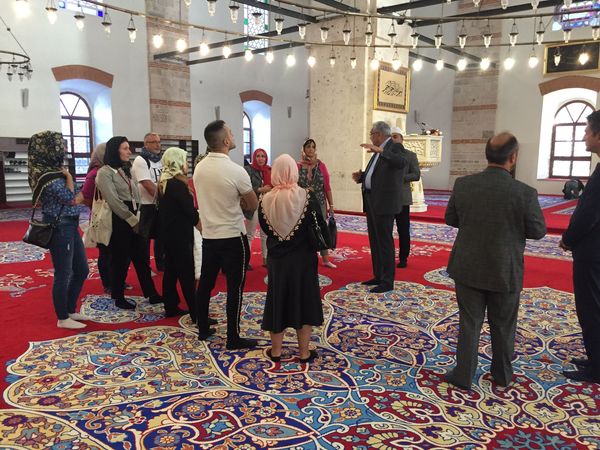 İl Müftüsü Celal Sürgeç, Polonya’dan gelen turistlere Zağnos Paşa Camii’ni tanıttı.