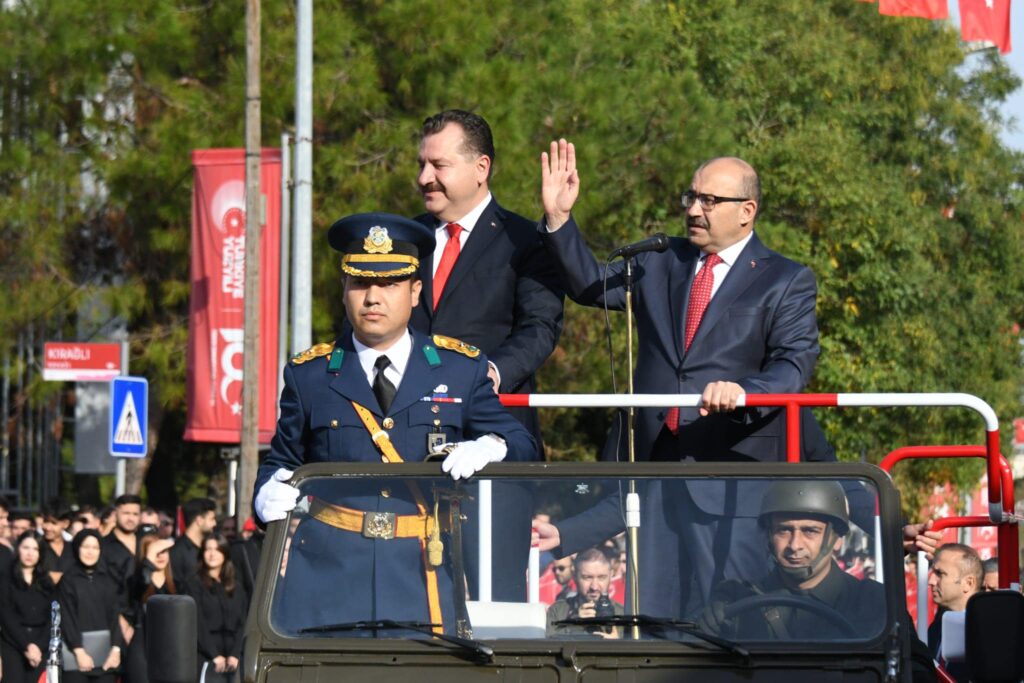 Vali İsmail Ustaoğlu Cumhuriyet Bayramı kutlama törenine katılarak vatandaşların bayramını kutladı.