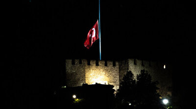 3 gün süreyle milli yas ilan edilmesinin ardından, Türkiye’de bayraklar yarıya indirildi.