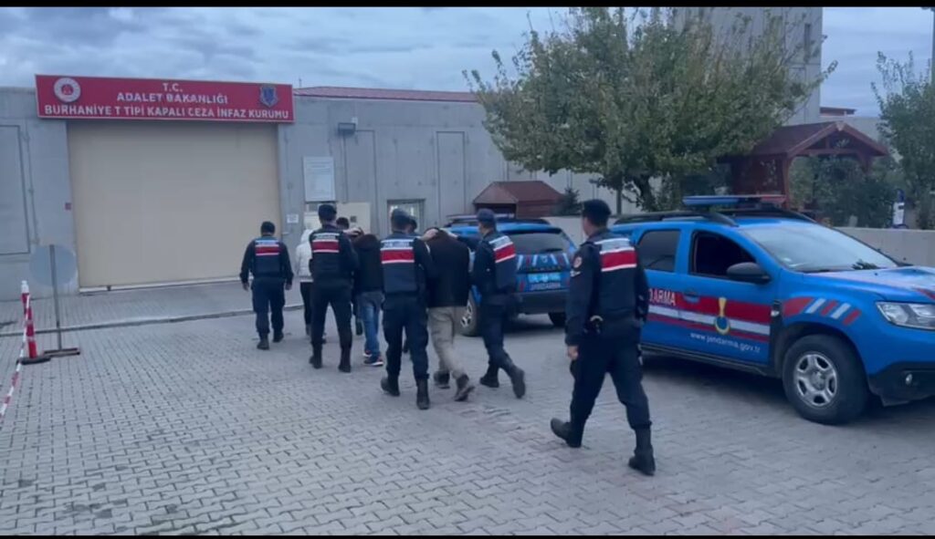 Ayvalık İlçesi Küçükköy Mahallesinde (3) organizatör ile birlikte (16) düzensiz göçmen yakalandı