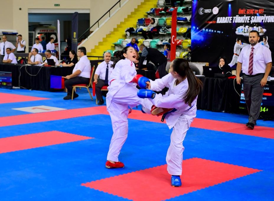 Türkiye Ümit, Genç ve U21 Karate Şampiyonası Şehit Turgut Solak Spor Salonunda devam ediyor