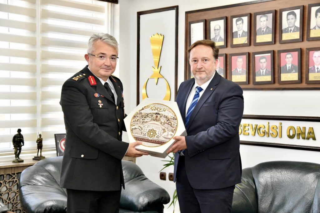 Karesi Belediye Başkanı Dinçer Orkan İl Jandarma Komutanı Tümg. Nurettin Alkan’ı ziyaret etti.