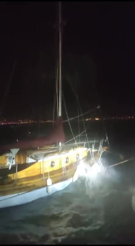 9 gemi Edremit Körfezi’ne sığındı. Ayvalık’ta ise Cunda Adasında özel tekneler zor anlar yaşadı