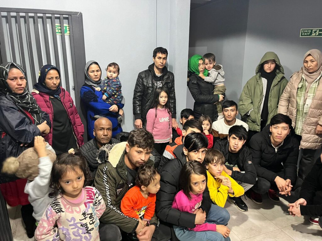 Avrupa’ya geçiş yapmaya çalışan Afganistan ve İran uyruklu toplan (30) düzensiz göçmen yakalandı