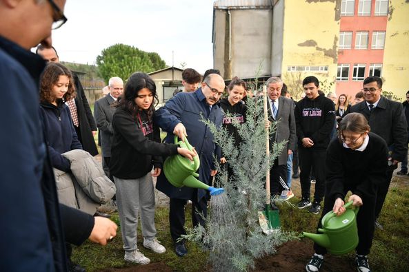 Vali İsmail Ustaoğlu Yüzüncü Yıl Eğitim Ormanı Fidan Dikimi programına katıldı.