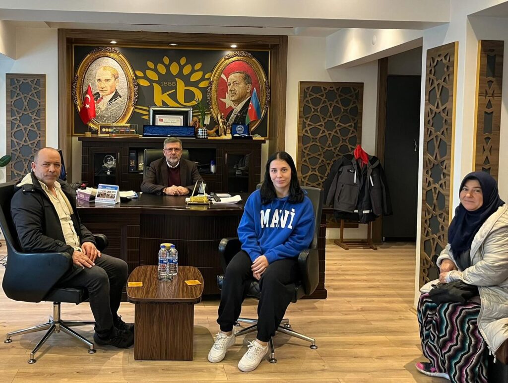 Avrupa Şampiyonu Duygu Gen ve ailesi KepsutBelediye Başkanı İsmail CANKUL’u ziyaret etti