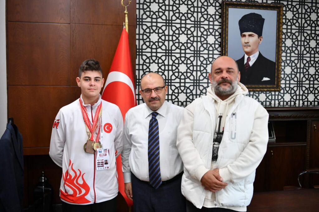 Avrupa Muaythai Şampiyonu Deniz Orhan Bazancir  Vali İsmail Ustaoğlu’na ziyaret etti