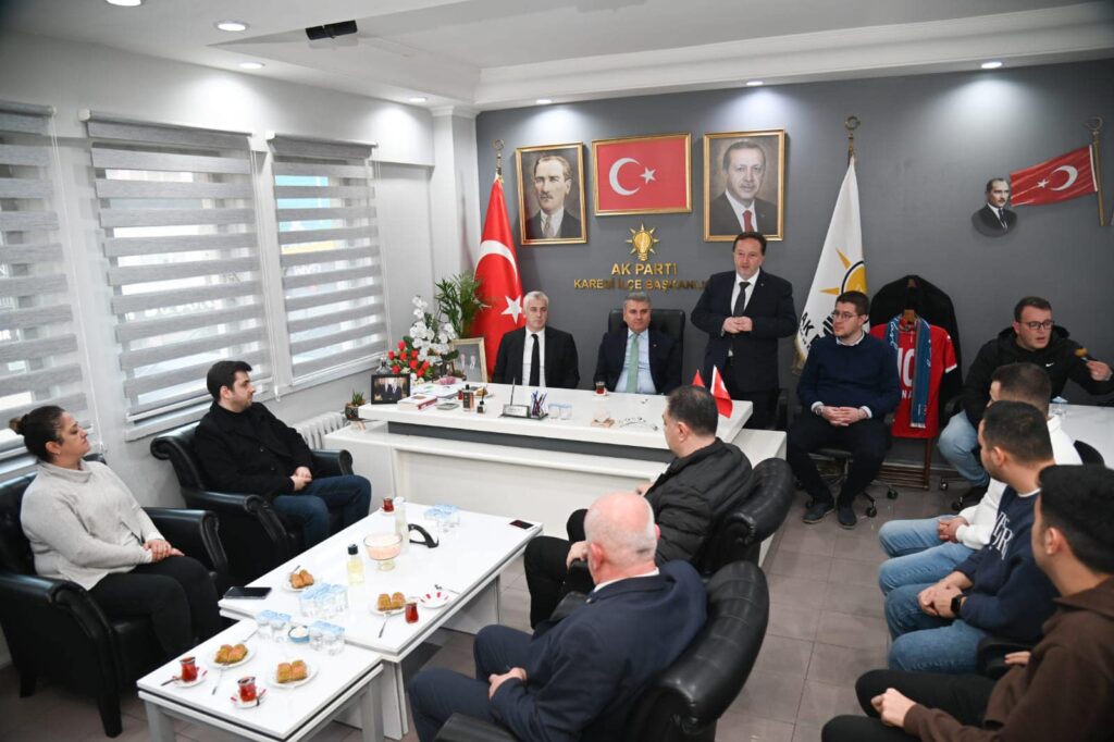 Başkan Dinçer Orkan AK Parti İlçe Başkanlığında teşkilat mensuplarıyla bir araya geldi.