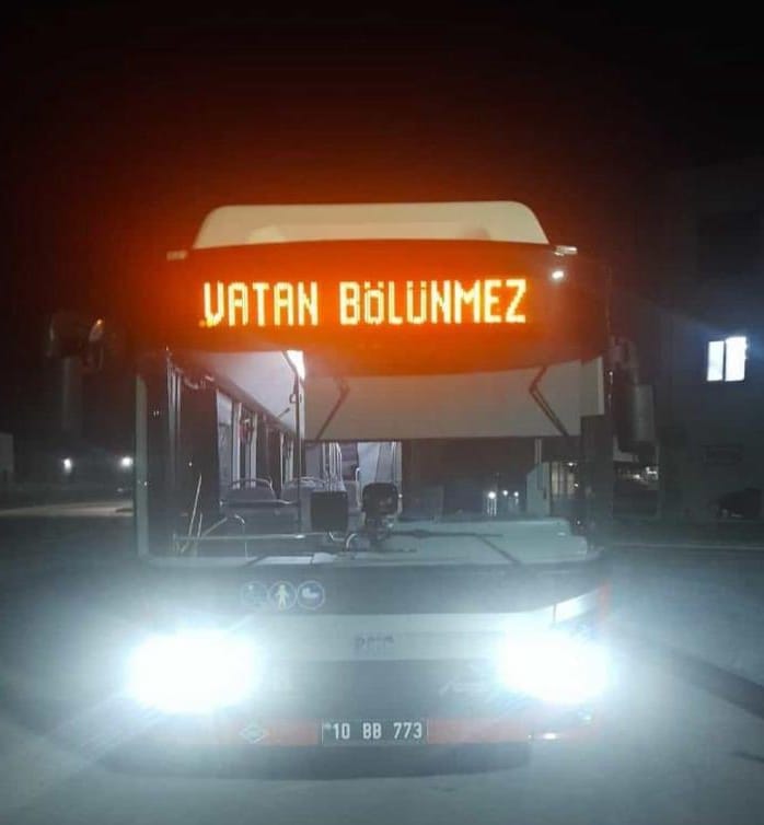 Balıkesir Büyükşehir Belediyesi toplu taşıma araçlarına “Şehitler Ölmez Vatan Bölünmez” yazdı…
