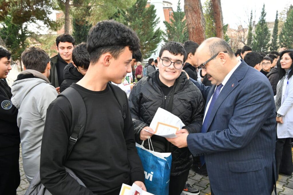 Vali Ustaoğlu Balıkesir Anadolu İmam Hatip Lisesi’ni ziyaret etti