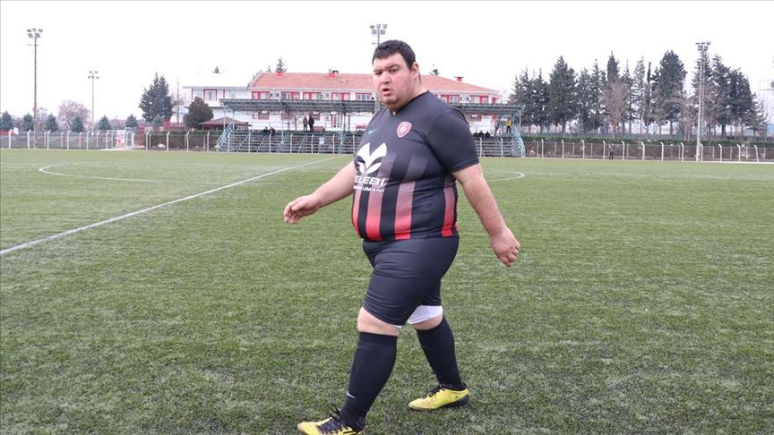 Balıkesir Ceylanspor’un 130 kiloluk forvetinin gol sevinci sosyal medyayı salladı