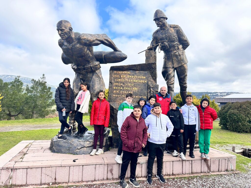 Öğrenciler Yarıyıl Tatili Etkinlikleri kapsamında Havran Seyit Onbaşı Anıtını ziyaret etti.
