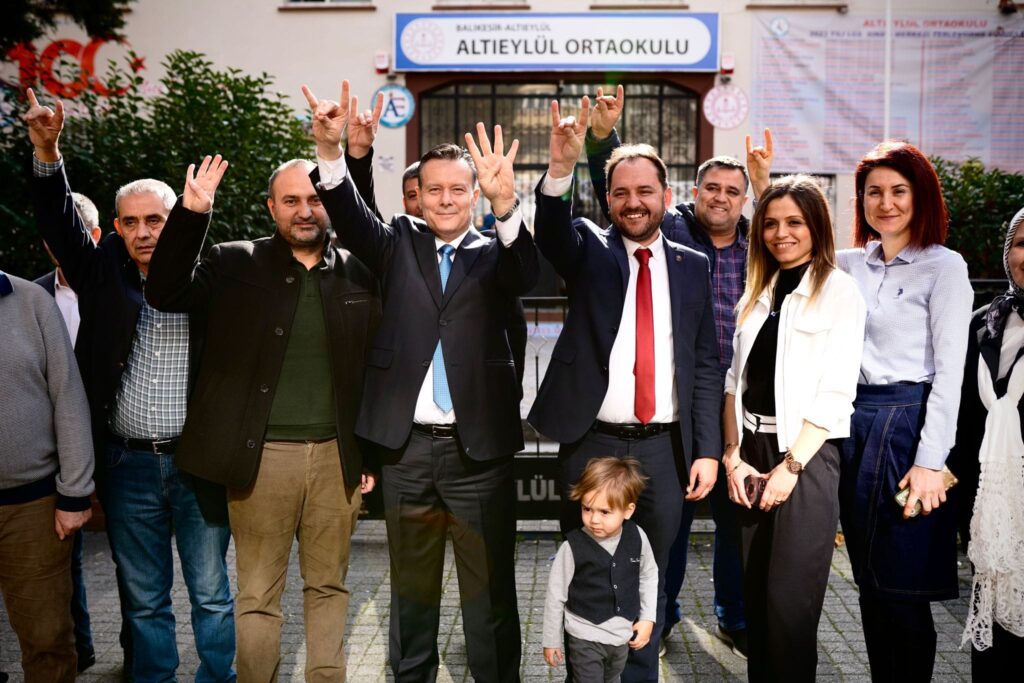 Cumhur ittifakı Altıeylül belediye başkan adayı Mesut Eray MHP Altıeylül İlçe Teşkilatını ziyaret etti