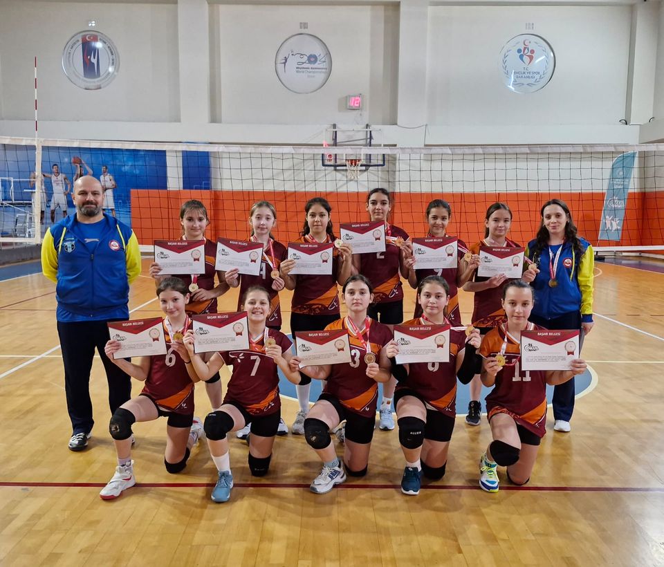 Şehit Erbil Arslan O.O ,Küçük Kızlar Voleybol takımı grubunda birinci oldu