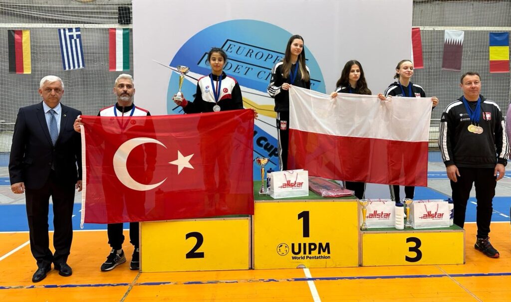 Bulgaristan’da düzenlenen Avrupa Yıldızlar Eskrim Circuit Turnuvası’nda Balıkesir ekibi 2’nci oldu