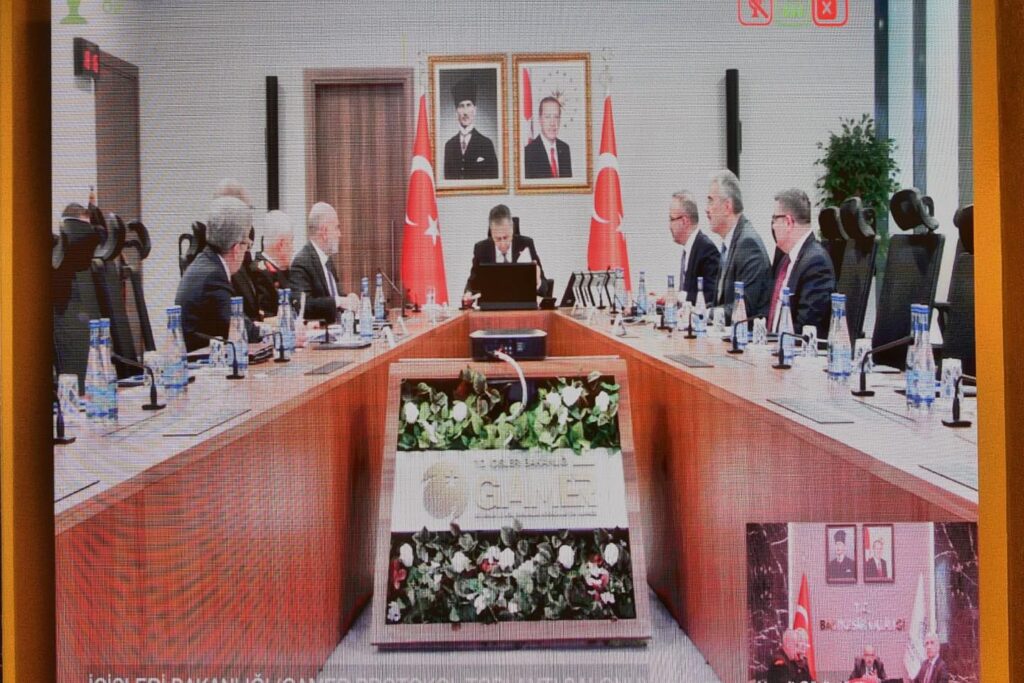 Vali İsmail Ustaoğlu asayiş ve güvenlik konularının değerlendirildiği çevrimiçi toplantıya katıldı.